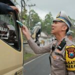 Polres Malang Bagikan Masker ke Pengendara di Perbatasan Lumajang Dampak Erupsi Semeru Polres Malang Bagikan Masker ke Pengendara di Perbatasan Lumajang Dampak Erupsi Semeru