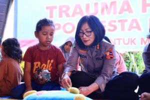 Tim Trauma Healing Ops Aman Nusa II Tinjau Posko Pengungsian di Kota Padang Tim Trauma Healing Ops Aman Nusa II Tinjau Posko Pengungsian di Kota Padang