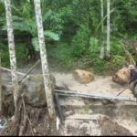 Di Tengah Lumpur dan Harapan, Polri Bersama Warga Buka Akses Jalan Kampung Setie Pascabencana