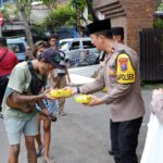 Jumat Berkah, Polsek Taman Berbagi Makanan di Jalan Raya Wonocolo Sidoarjo