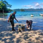 Gotong Royong Polres Trenggalek Bersihkan Area Pantai Mutiara Watulimo