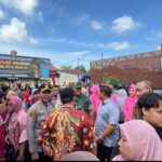 Serunya Warga Padati Pasar Murah Polres Ngawi