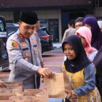Tebar Kebaikan di Bulan Ramadan, Polres Ngawi dan Polsek Jajaran Bagikan Paket Takjil Tebar Kebaikan di Bulan Ramadan, Polres Ngawi dan Polsek Jajaran Bagikan Paket Takjil