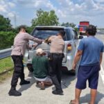 Quick Response Polres Ngawi Bantu Pengendara Alami Ban Pecah di Rest Area Tol Quick Response Polres Ngawi Bantu Pengendara Alami Ban Pecah di Rest Area Tol