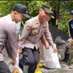 Gotong Royong Polres Lumajang dan Warga Pasang Ratusan Bronjong di Lokasi Longsor Gotong Royong Polres Lumajang dan Warga Pasang Ratusan Bronjong di Lokasi Longsor