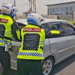 Respons Cepat Polantas Gresik Bantu Kendaraan Pemudik Mogok di Sembayat