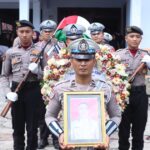 Wakapolres Ngawi Pimpin Upacara Pemakaman Kapolsek Kendal Alm. AKP Tri Handoyo