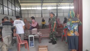 Dukung Program Pemerintah, Babinsa Posramil Pitu Kawal Penyaluran Bantuan Pangan Untuk Masyarakat