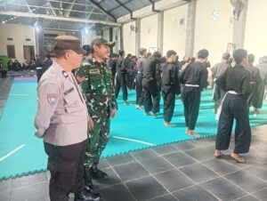 Jaga Kondusifitas Wilayah, Babinsa Jogorogo dan Bhabinkamtibmas Amankan Evaluasi Tingkat Putih PSHT. 