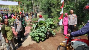 Polres Trenggalek Bangun Jembatan Merah Putih Presisi Penggerak Ekonomi Desa* Polres Trenggalek Bangun Jembatan Merah Putih Presisi Penggerak Ekonomi Desa*
